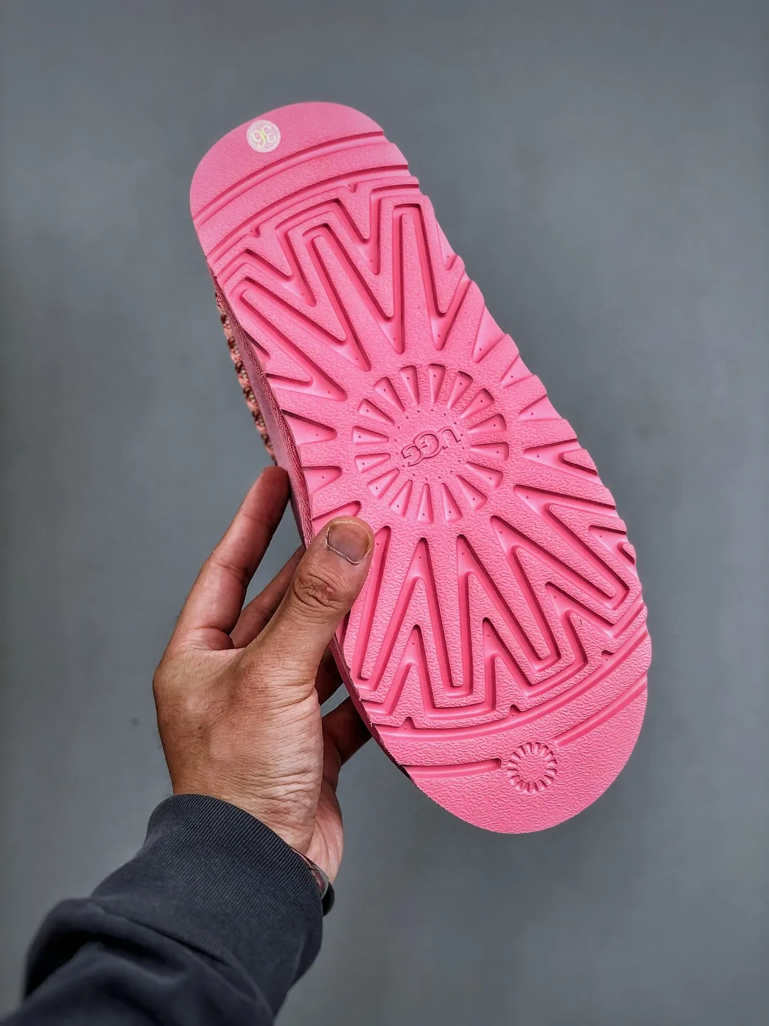 Local self-pickup💰560 supports store placement. The top version on the market. UGG Tazz ethnic style thick-soled women's model. Xiaohongshu's hot model. Produced by a major foreign trade factory in Guangzhou. From toe to insole, genuine sheep fur. Independent outer box packaging. Chip. With waterproof technology. Differentiating from any version on the market. 5cm thick sole. Independently developed original outsole. Cashmere insole. Keep warm when going out in winter. It is a very suitable choice for home use. In the new year, uug has launched a style series, which is partially biased towards the preferences of young consumers. It has also moved to the forefront of fashion trends. Shoe body material. Water-repellent coated suede upper. 17mm UGGPURE™ implanted wool insole. Lightweight non-slip and comfortable rubber outsole. With brand LOGO. With full packaging. Size: 35-40